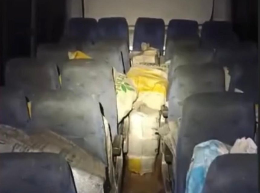 Polícia persegue micro-ônibus e apreende toneladas de drogas