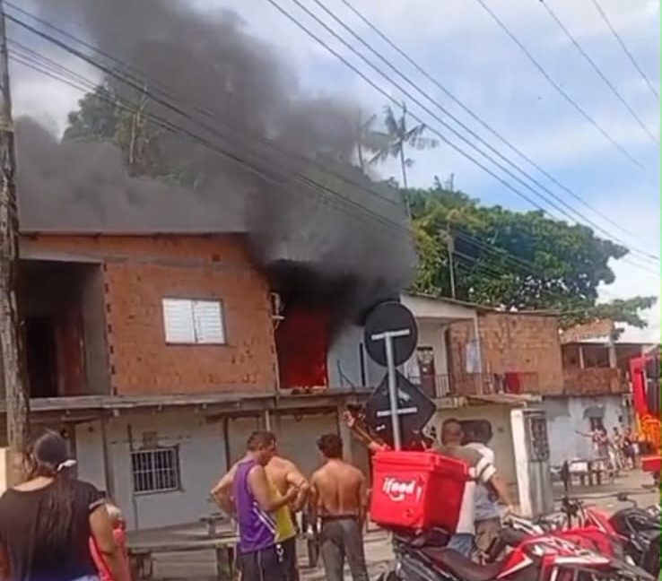 Residência na zona sul de Manaus é isolada após incêndio