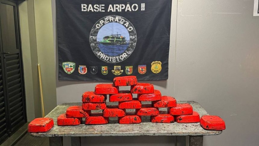 Apresentação de apreensão de drogas pela Polícia Civil do Amazonas. Blocos vermelhos empilhados sobre uma mesa.