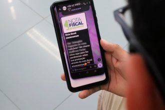Celular mostrando mensagem sobre Nota Fiscal Amazonense.
