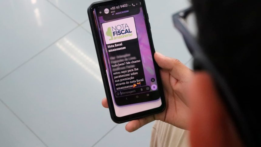 Celular mostrando mensagem sobre Nota Fiscal Amazonense.