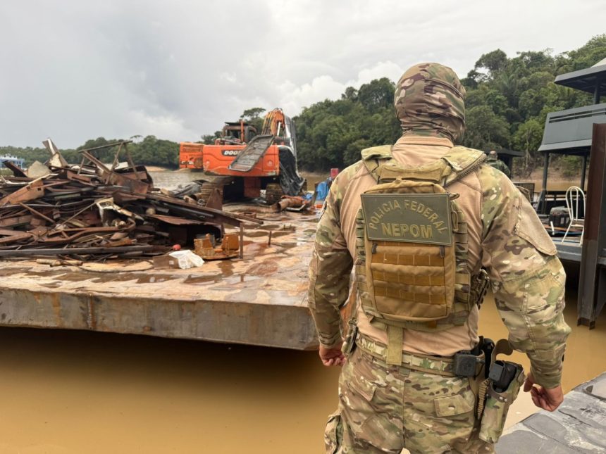 Operação da PF apreende embarcações usadas no garimpo ilegal