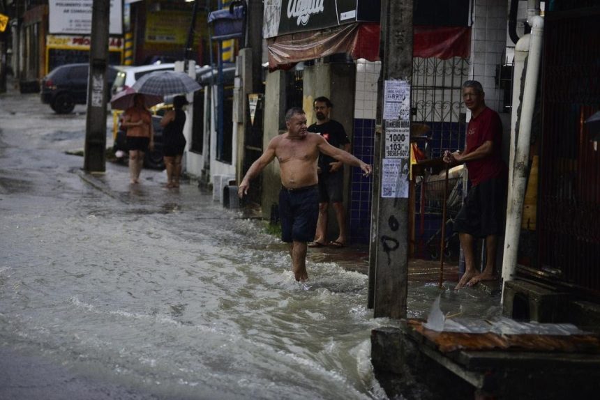 Defesa Civil emite alerta para chuvas intensas nesta segunda (15)