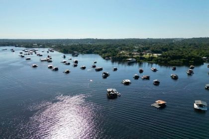 Justiça manda retirar flutuantes do Tarumã-Açu em 2026