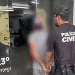 Polícia prende homem que arremessou dois cães de laje