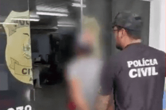 Polícia prende homem que arremessou dois cães de laje