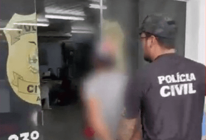 Polícia prende homem que arremessou dois cães de laje