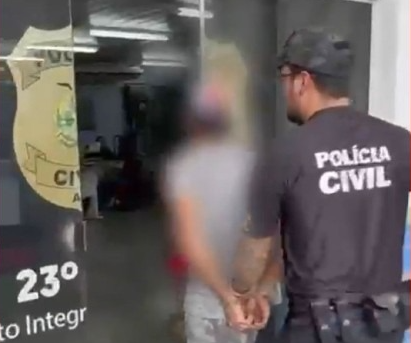 Polícia prende homem que arremessou dois cães de laje