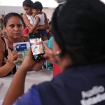 Wilson Lima entrega cartões do Auxílio Estadual em Manacapuru