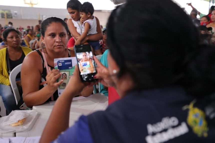 Wilson Lima entrega cartões do Auxílio Estadual em Manacapuru