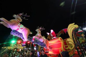 Espetáculo leva magia do natal ao Colônia Antônio Aleixo