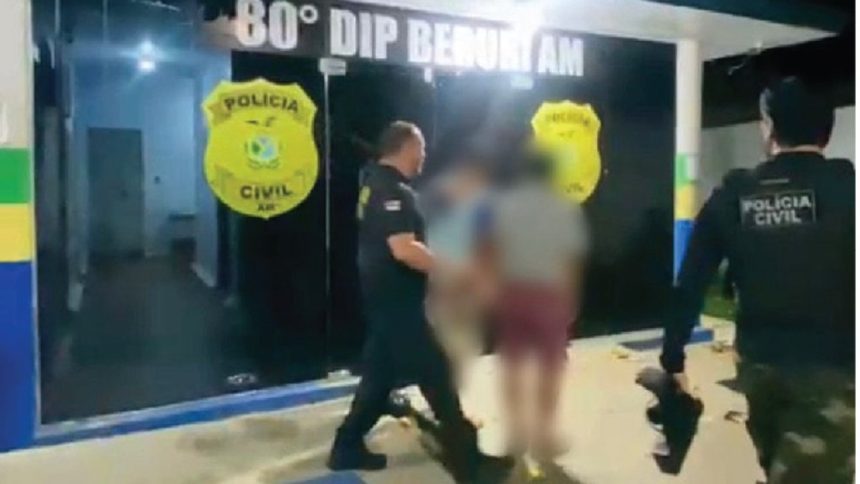 Polícia Civil conduz suspeitos para dentro da delegacia. Insígnia da polícia visível.