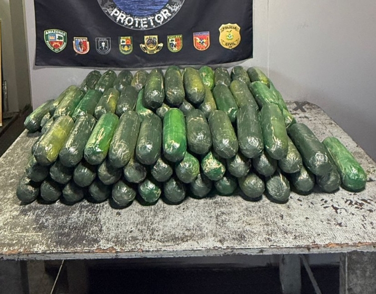Mulher é presa com 70 kg de drogas disfarçados de pepino em embarcação no AM