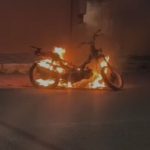 Motocicleta é consumida por fogo no bairro Cidade Nova, em Manaus