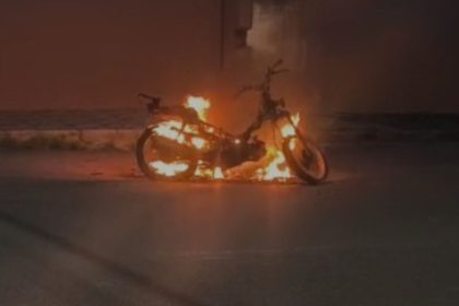 Motocicleta é consumida por fogo no bairro Cidade Nova, em Manaus