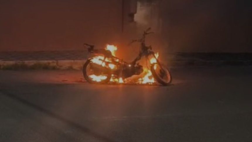 Motocicleta é consumida por fogo no bairro Cidade Nova, em Manaus