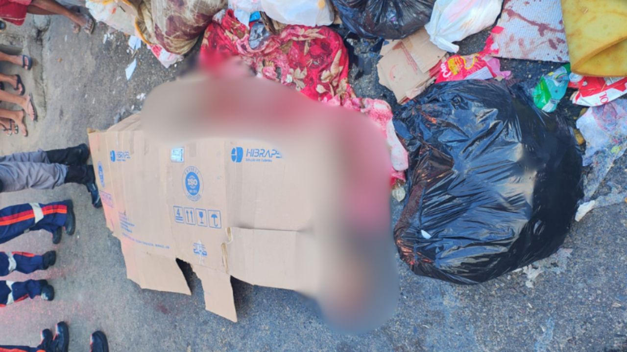 Homem é morto e jogado dentro de lixeira no bairro Compensa, em Manaus