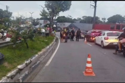Motociclista perde controle da direção e morre após colidir com poste na zona Leste de Manaus