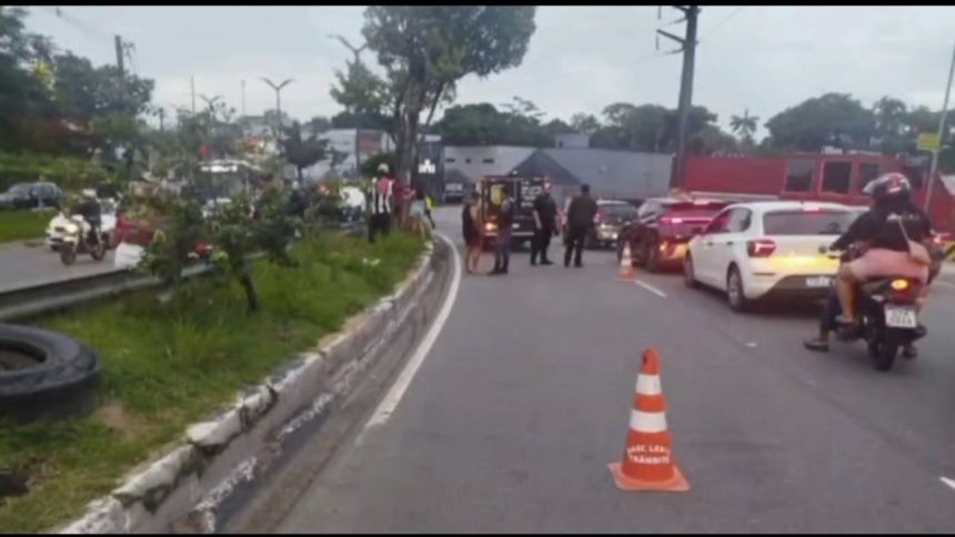 Motociclista perde controle da direção e morre após colidir com poste na zona Leste de Manaus