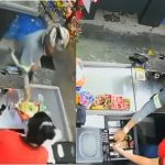 Câmera registra dupla assaltando supermercado no bairro Tancredo Neves