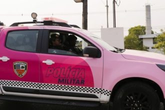 Homem é preso após morder esposa e expulsá-la de casa em Manaus