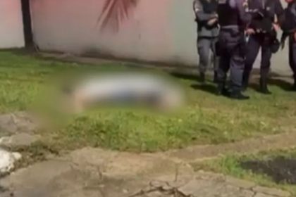 Homem morre após atropelamento envolvendo veículo de transporte por aplicativo na zona oeste de Manaus Um homem ainda não identificado morreu após ser atropelado por um veículo utilizado em serviço de transporte por aplicativo na noite de terça-feira (13), na avenida Ipase, localizada no bairro Compensa, zona oeste da capital amazonense. A ocorrência foi registrada por equipes da Polícia Militar do Amazonas (PMAM), que foram acionadas para atender o caso. De acordo com as informações repassadas à polícia, o condutor do automóvel seguia pela via quando sentiu um impacto repentino. O motorista informou que não percebeu a presença do pedestre no momento da travessia e só se deu conta do ocorrido após o choque. Ao olhar pelo retrovisor, ele visualizou a vítima caída na pista e interrompeu o trajeto imediatamente. O motorista permaneceu no local até a chegada das autoridades. Segundo a PMAM, ele apresentava sinais de abalo emocional enquanto aguardava o atendimento da ocorrência. Não há informações, até o momento, sobre a velocidade do veículo ou sobre as circunstâncias exatas que antecederam o atropelamento. A vítima vestia bermuda, camisa e tênis de cor preta. O Serviço de Atendimento Móvel de Urgência (Samu) foi acionado e compareceu ao endereço, onde os profissionais de saúde confirmaram o óbito ainda no local do acidente. Após a constatação da morte, a perícia criminal realizou os procedimentos técnicos previstos para esse tipo de ocorrência, com o objetivo de coletar dados que auxiliem na apuração dos fatos. Em seguida, o corpo foi removido pelo Instituto Médico Legal (IML), onde passará por exames de identificação. O caso foi registrado e será investigado pelos órgãos competentes para esclarecimento das circunstâncias do atropelamento. Até o momento, a identidade da vítima não foi divulgada.
