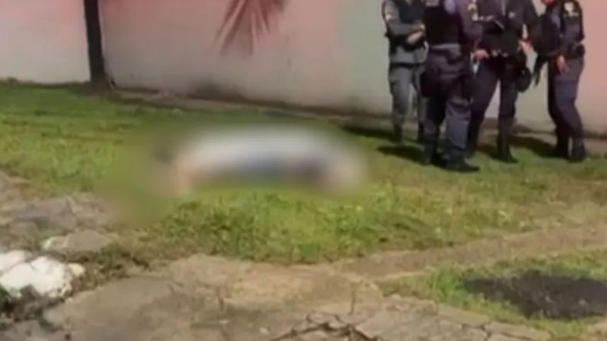Homem morre após atropelamento envolvendo veículo de transporte por aplicativo na zona oeste de Manaus Um homem ainda não identificado morreu após ser atropelado por um veículo utilizado em serviço de transporte por aplicativo na noite de terça-feira (13), na avenida Ipase, localizada no bairro Compensa, zona oeste da capital amazonense. A ocorrência foi registrada por equipes da Polícia Militar do Amazonas (PMAM), que foram acionadas para atender o caso. De acordo com as informações repassadas à polícia, o condutor do automóvel seguia pela via quando sentiu um impacto repentino. O motorista informou que não percebeu a presença do pedestre no momento da travessia e só se deu conta do ocorrido após o choque. Ao olhar pelo retrovisor, ele visualizou a vítima caída na pista e interrompeu o trajeto imediatamente. O motorista permaneceu no local até a chegada das autoridades. Segundo a PMAM, ele apresentava sinais de abalo emocional enquanto aguardava o atendimento da ocorrência. Não há informações, até o momento, sobre a velocidade do veículo ou sobre as circunstâncias exatas que antecederam o atropelamento. A vítima vestia bermuda, camisa e tênis de cor preta. O Serviço de Atendimento Móvel de Urgência (Samu) foi acionado e compareceu ao endereço, onde os profissionais de saúde confirmaram o óbito ainda no local do acidente. Após a constatação da morte, a perícia criminal realizou os procedimentos técnicos previstos para esse tipo de ocorrência, com o objetivo de coletar dados que auxiliem na apuração dos fatos. Em seguida, o corpo foi removido pelo Instituto Médico Legal (IML), onde passará por exames de identificação. O caso foi registrado e será investigado pelos órgãos competentes para esclarecimento das circunstâncias do atropelamento. Até o momento, a identidade da vítima não foi divulgada.