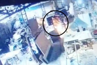 Câmeras registram suspeito ateando fogo em fábrica de sofás em Manaus