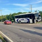 Ônibus atinge poste após sair da pista na zona oeste de Manaus