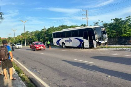 Ônibus atinge poste após sair da pista na zona oeste de Manaus