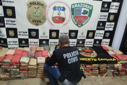 Meia tonelada de drogas é localizada enterrada às margens de lago no Amazonas