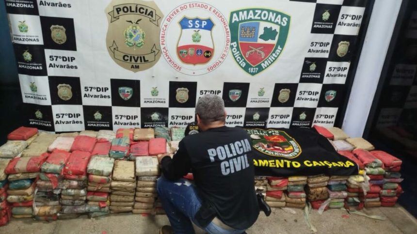 Meia tonelada de drogas é localizada enterrada às margens de lago no Amazonas