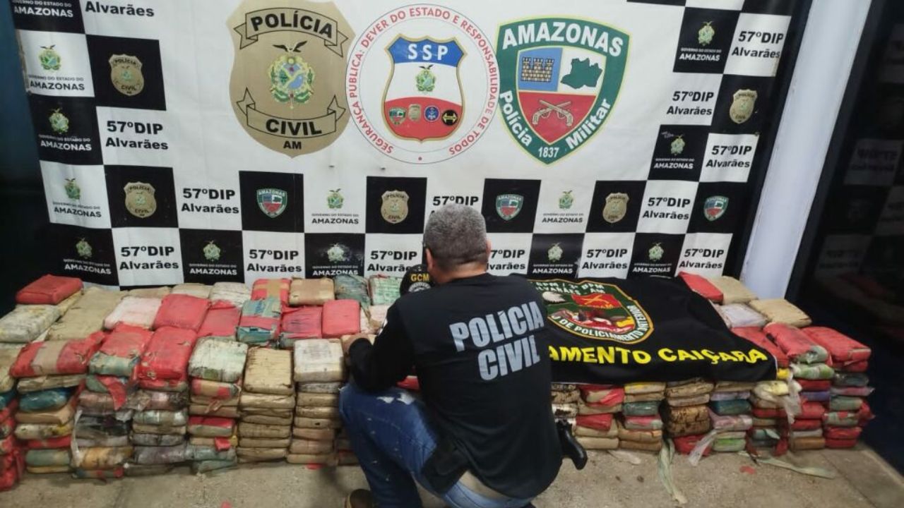 Meia tonelada de drogas é localizada enterrada às margens de lago no Amazonas