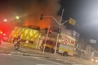 Incêndio atinge Bar do Caldeira durante a madrugada em Manaus