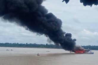 Incêndio atinge embarcações que transportavam combustível no Amazonas
