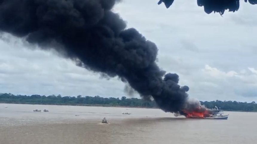 Incêndio atinge embarcações que transportavam combustível no Amazonas