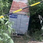 Caminhão cai em ribanceira e motorista fica preso às ferragens em Manaus