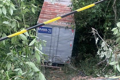 Caminhão cai em ribanceira e motorista fica preso às ferragens em Manaus