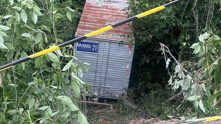 Caminhão cai em ribanceira e motorista fica preso às ferragens em Manaus