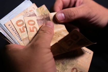 Novo salário mínimo de R$ 1.621 já está em vigor desde 1º de janeiro