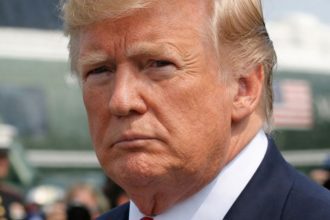 Trump afirma que embargo segue em vigor e que tropas dos EUA permanecerão na Venezuela