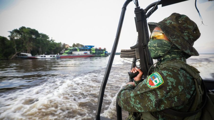 Foragido da Justiça é preso em embarcação após uso de documento falso no Amazonas