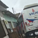 Câmera registra momento em que micro-ônibus atinge carro e casa em Manaus