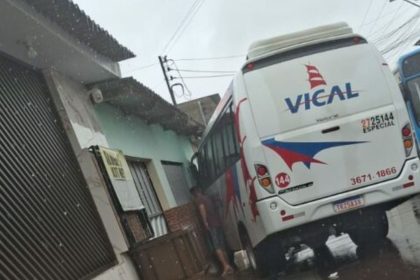 Câmera registra momento em que micro-ônibus atinge carro e casa em Manaus