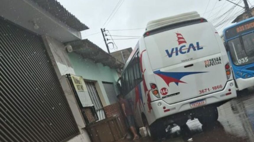 Câmera registra momento em que micro-ônibus atinge carro e casa em Manaus