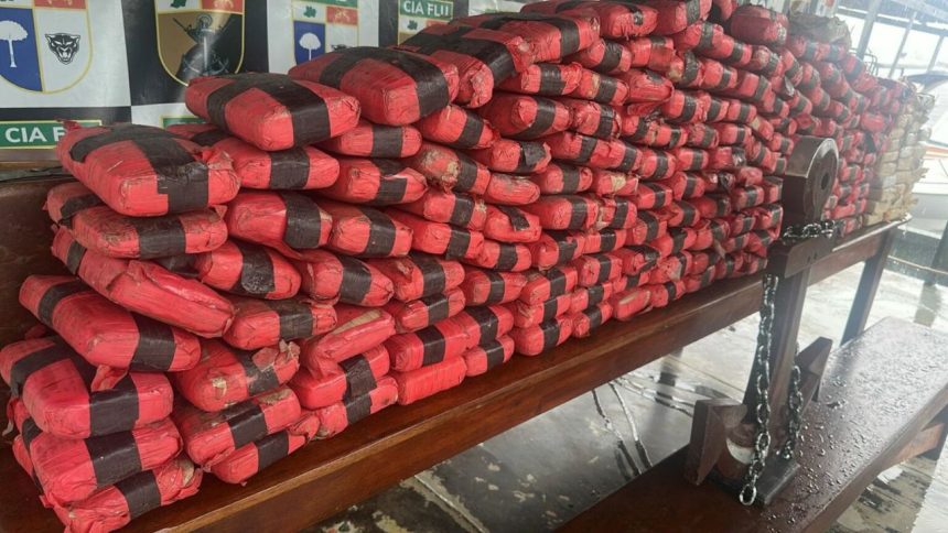 Polícia intercepta lancha com 193 tabletes de skunk vindos da Colômbia para Manaus