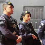 Bares no bairro Parque Dez são autuados por venda de bebidas alcoólicas para menores