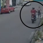 Mulher tem celular roubado por motociclista em Manaus