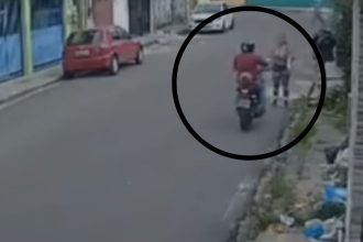 Mulher tem celular roubado por motociclista em Manaus