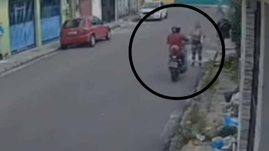 Mulher tem celular roubado por motociclista em Manaus